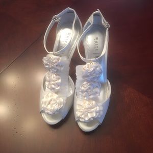 ▶️FLASH SALE◀️ White House Black Market INA Heels